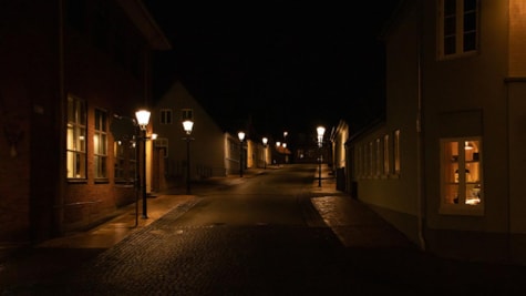 Bogense bys gader i mørke med lys fra nattelamper