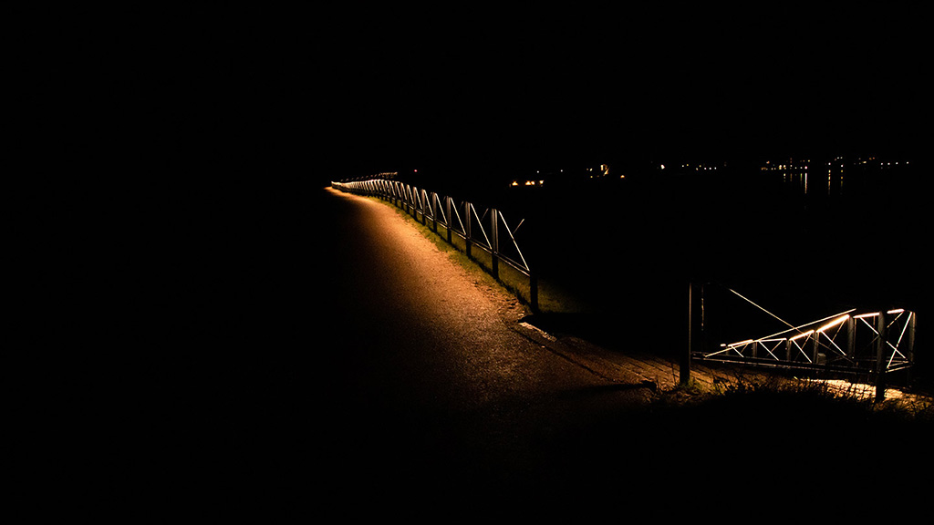 Blick vom Kirchenhügel in der Dunkelheit