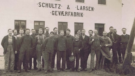 Das Personal vor der alten Waffenfabrik Otterup/Schultz og Larsen