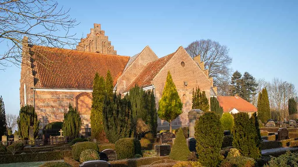 Skamby Kirke i vintertid set fra kirkegården