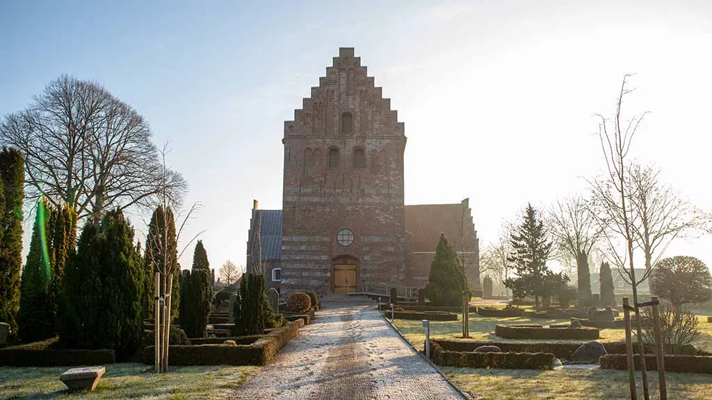 Skamby Kirke i vintertid set fra stien mod tårnet