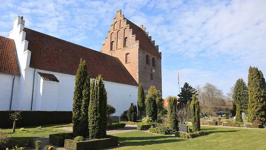 Lunde Church with the cemetery in front