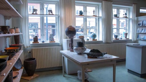 Keramikvaser og skulpturer foran vinduerne i Galleri 55 på Adelgade