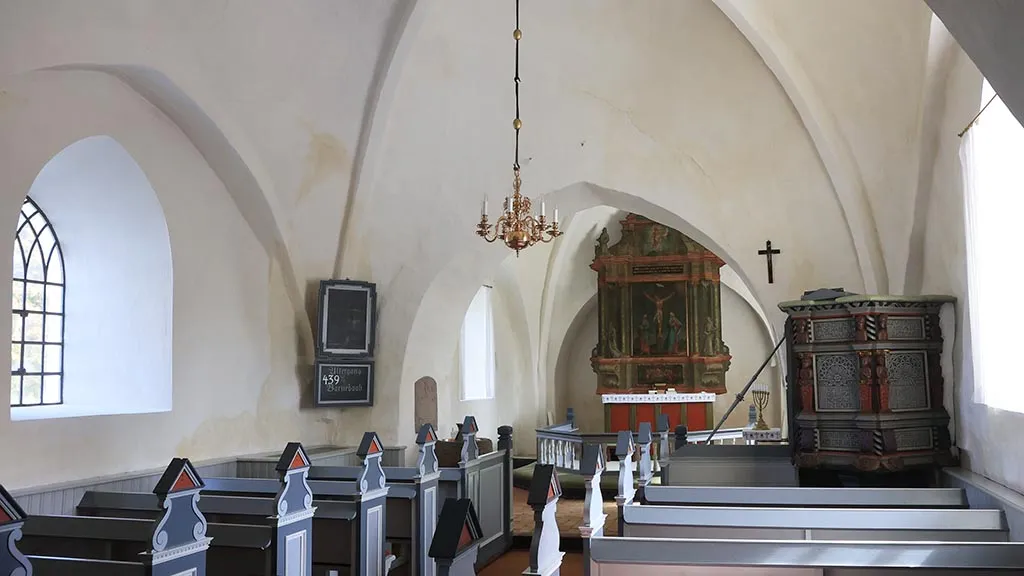 Ejlby Kirkes kirkehvælv og altertavle set indefra