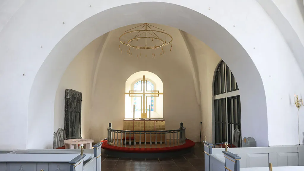 Alter og kors i Nørre Sandager Kirke