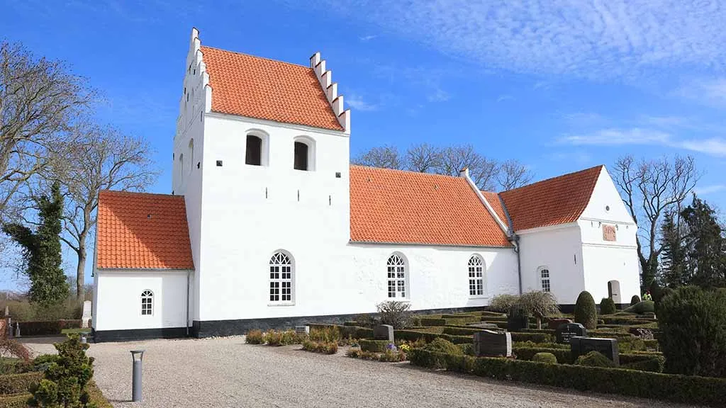 Nørre Sandager Kirke under a blue sky