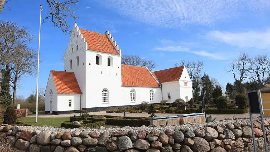 Nørre Sandager Kirke set fra kirkemuren