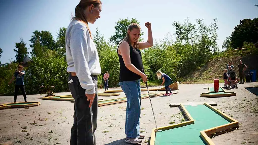 Girls play mini golf in Funen Sommerland