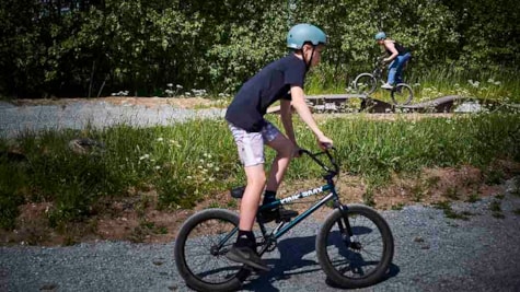 Børn cykler i Fyns Sommerland