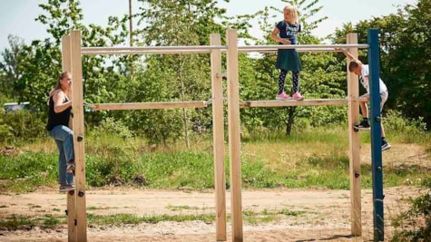 Børn klatrer i klatrestativ i Fyns Sommerland