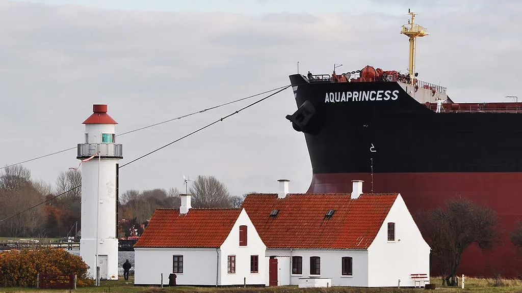 Et strto skib sejler forbi i Gavet bag Enebærodde Fyr