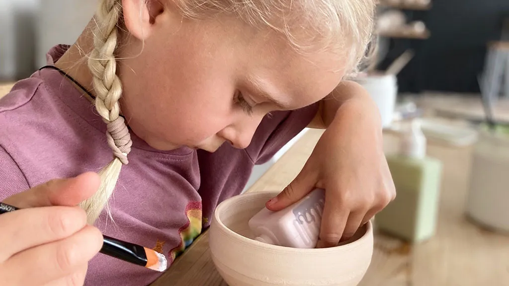 Little girl paints ceramics at Adelgade 88