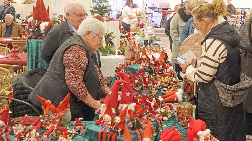 Christmas figures in stalls at the Christmas market in Støberiet in Bogense