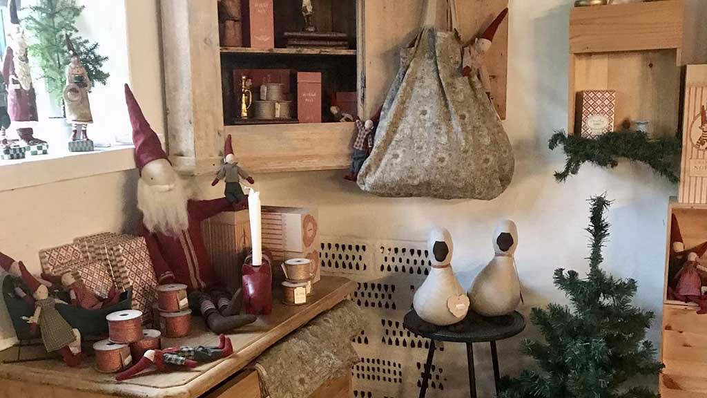 Nisser og julepynt og julegæs i stof hos Kunstgården