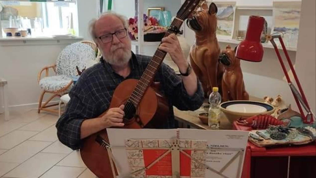 Musician plays at Smilende Kirstine in Bogense