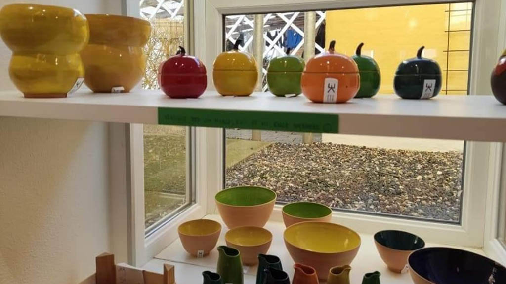 Vases and bowls in many colors at Smilende Kirstine in Bogense