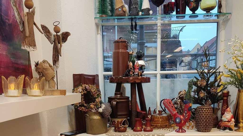 Decorations in the window at Smilende Kirstine