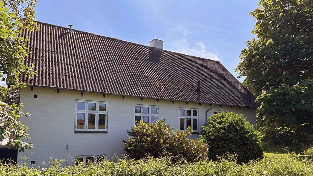 The house facade at Æbelø Naturterapi