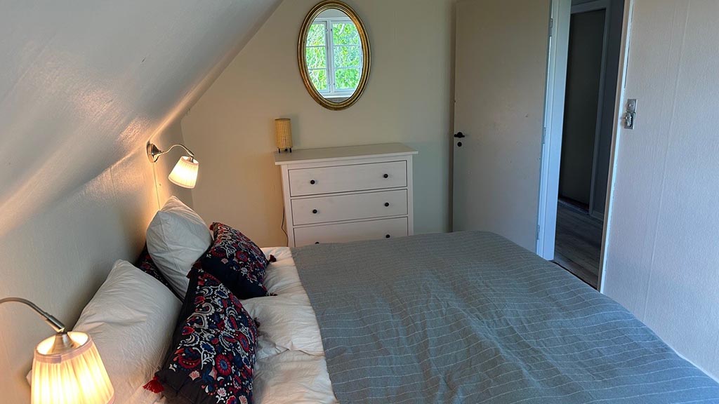 Bedroom with double bed and mirror at Æbelø B&B