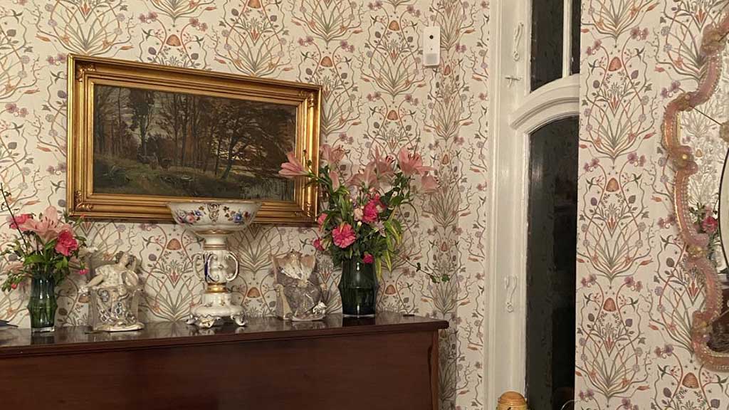 Blumen, Dekorationen und ein Gemälde auf dem Thorslundgård