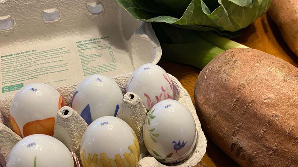 Mädchen auf Eiersuche in einem Narzissenfeld