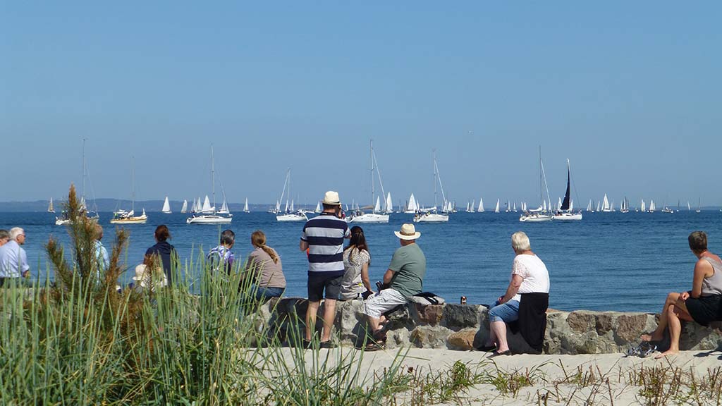 Nysgerrige ser på bådene til kapsejladsen Fyn Cup på Bogense havn