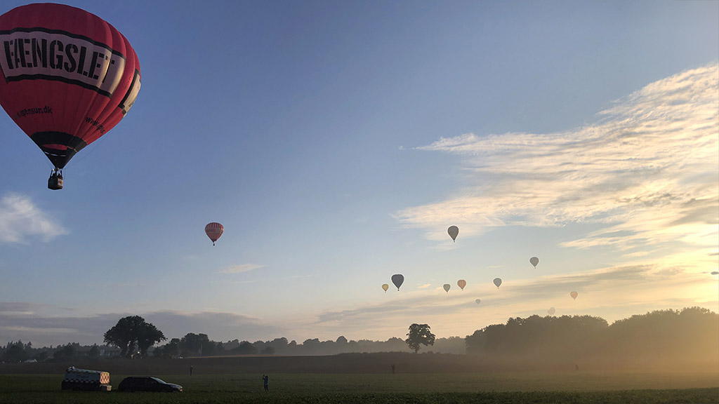 Ballons in der Luft bis zum Sonnenaufgang bei den dänischen Ballonfahrermeisterschaften