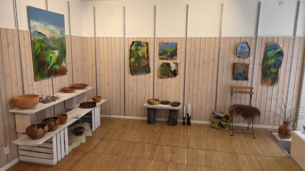 Die Galerie des Künstlerhauses mit Werken von Else Friis und Jørn Andersen in Bogense