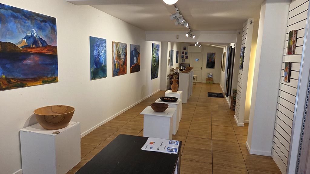 Die Galerie des Künstlerhauses mit Werken von Else Friis und Jørn Andersen in Bogense