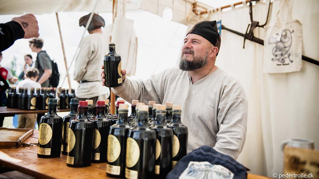 Une Mjød med stand på marked, hvor de sælger mjød