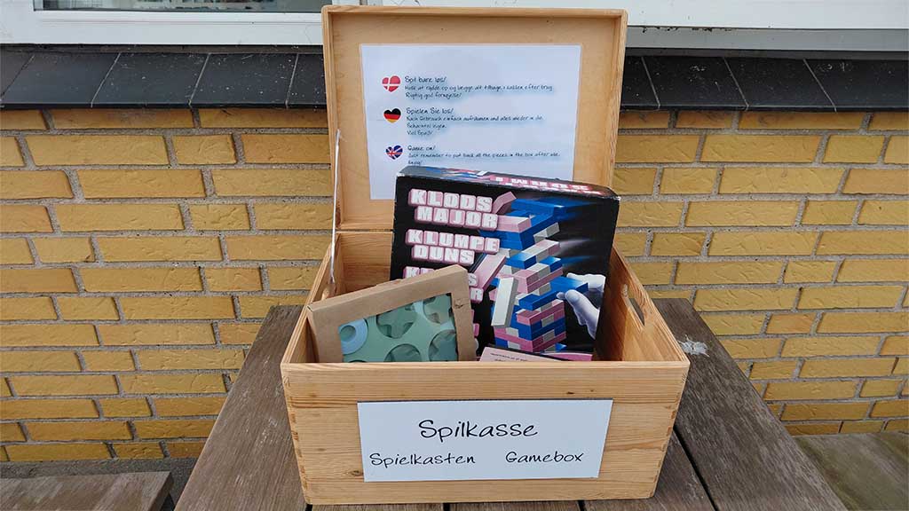 Spillekasse med spil på turistkontoret i Bogense Nordfyns turist