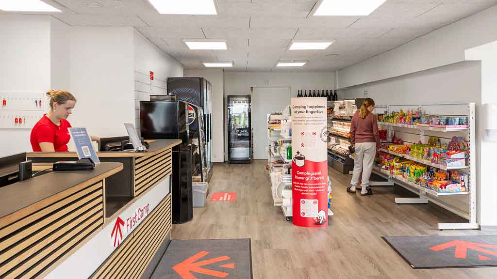 Die Rezeption von innen auf dem Campingplatz Skovlund-Lillebælt