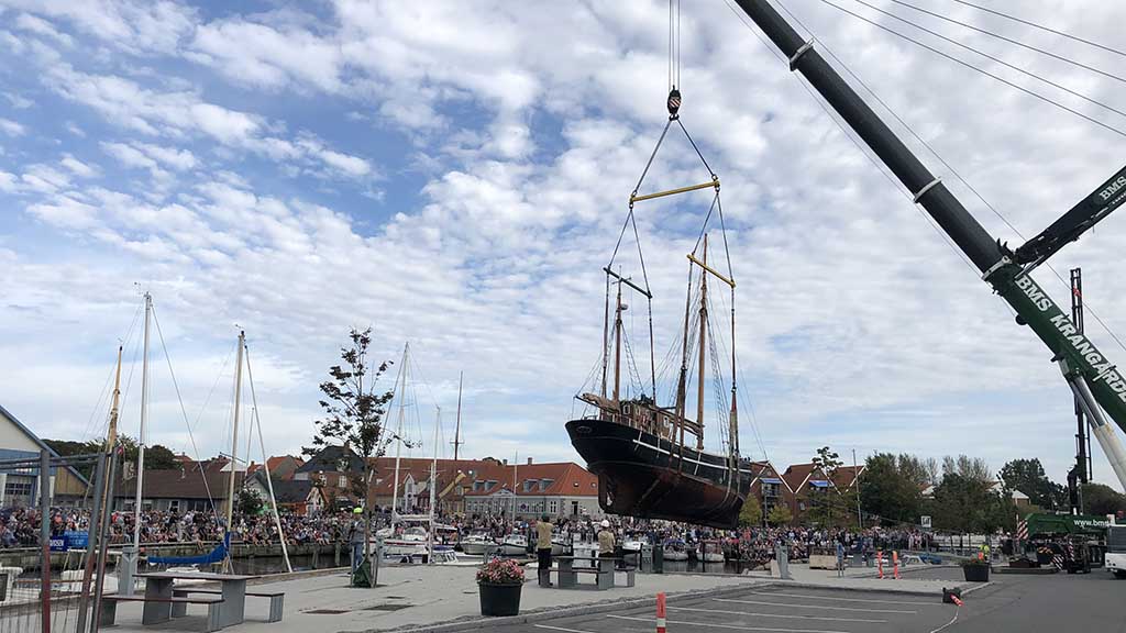 Castor hovers in the air above the old harbour in Bogense