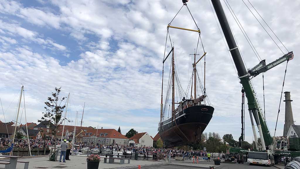 Castor lifted over Vestre Havnevej in Bogense to dry dock