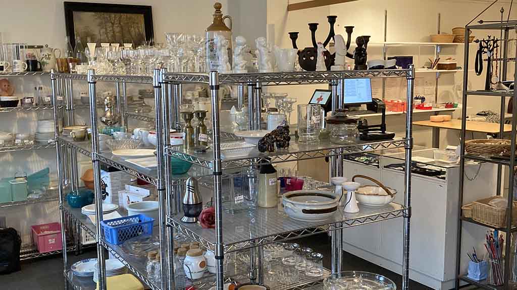 Porcelæn, glas og antikvarer i Røde Kors genbrugsbutik i Søndersø