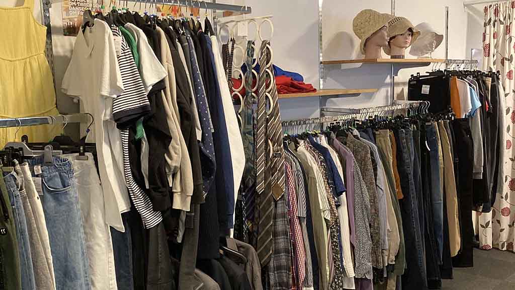 Vintage og genbrugstøj i Røde Kors genbrugsbutik i Søndersø