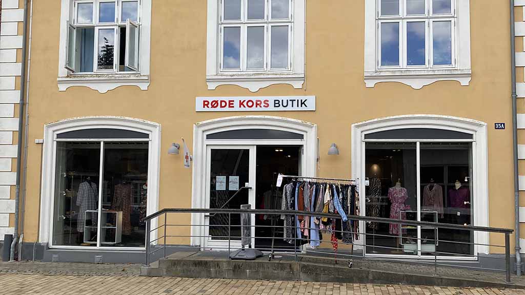 Facade på Røde Kors genbrugsbutik i Søndersø