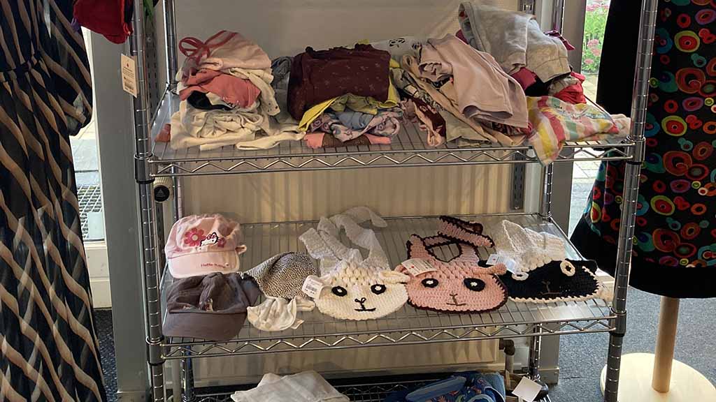 Børnetøj hos genbrugsbutikken Røde Kors i Søndersø