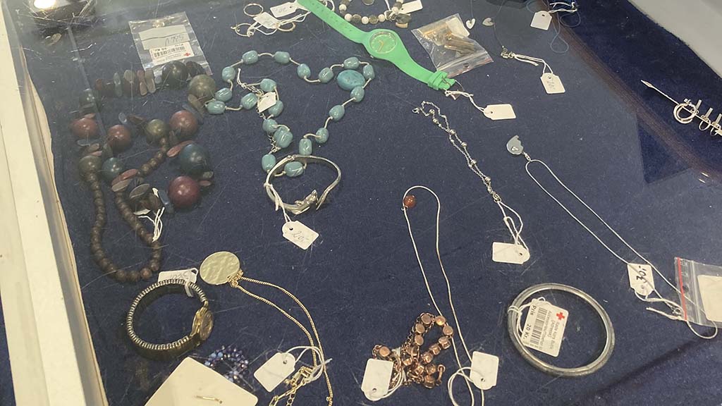 Smykker i Røde Kors genbrugsbutik i Søndersø