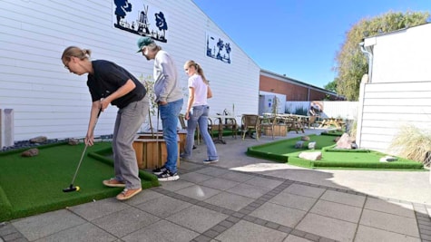 familie spiller minigolf udendørs i bogense