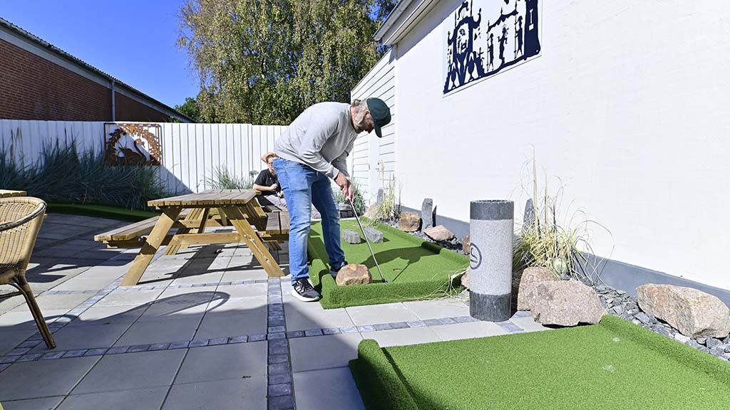 Play minigolf outside in Bogense