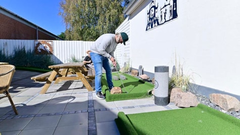 Spil minigolf udenfor i Bogense