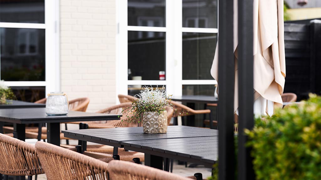 Siddepladser udenfor på Cafe Den Gamle Havn i Bogense