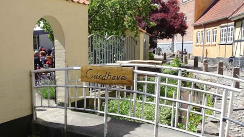 Broen over Bogense Bybæk til gårdhaven ved Cafe Solo