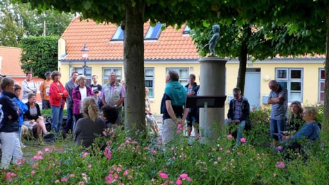 Gruppe på byvandring med stop ved Manneken Pis i Bogense