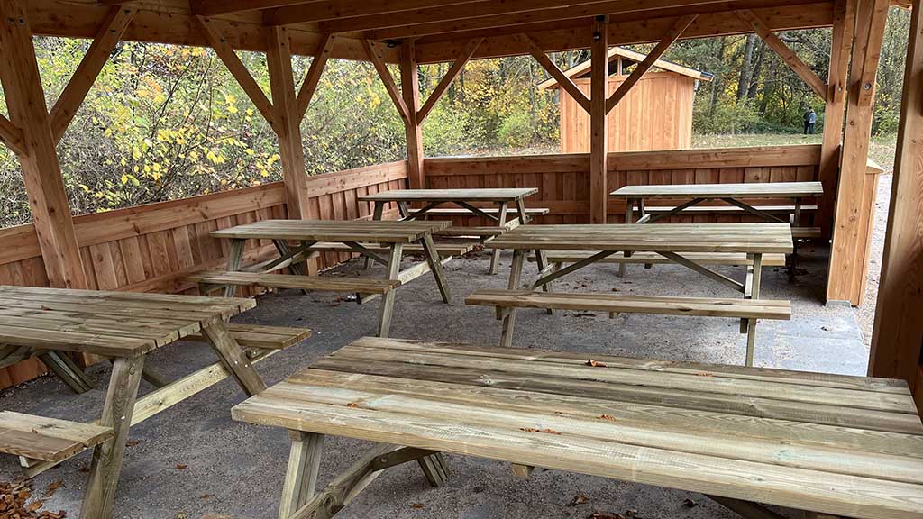 Sitzplätze im Picknickhaus am Naturplatz Fjordmarken bei Egense