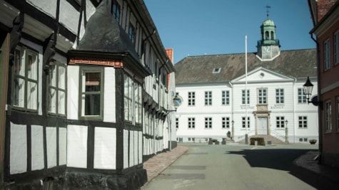 Østergade i Bogense - bindingsværkshus og flot gammelt rådhus