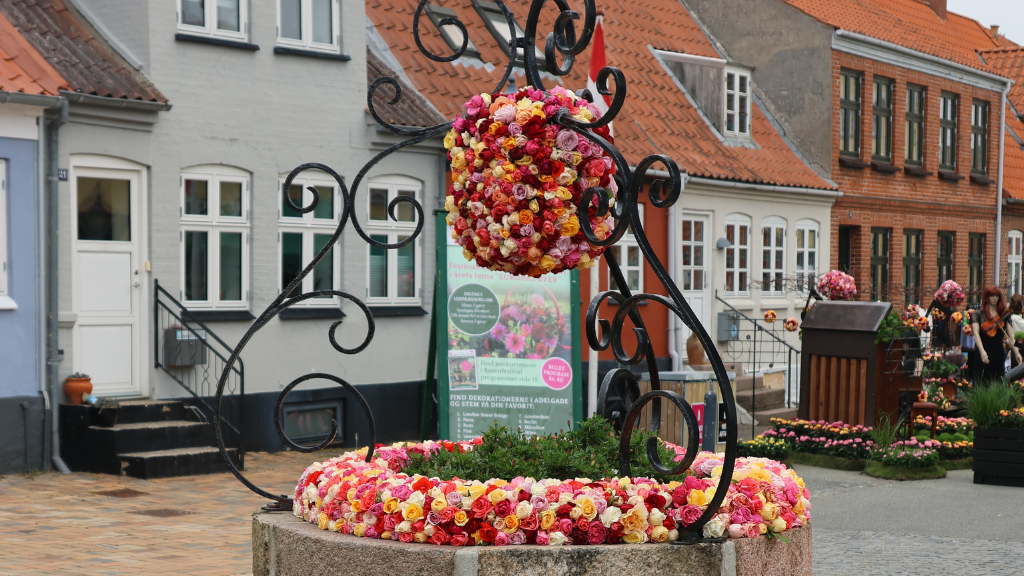 Bymidten klædt i roser