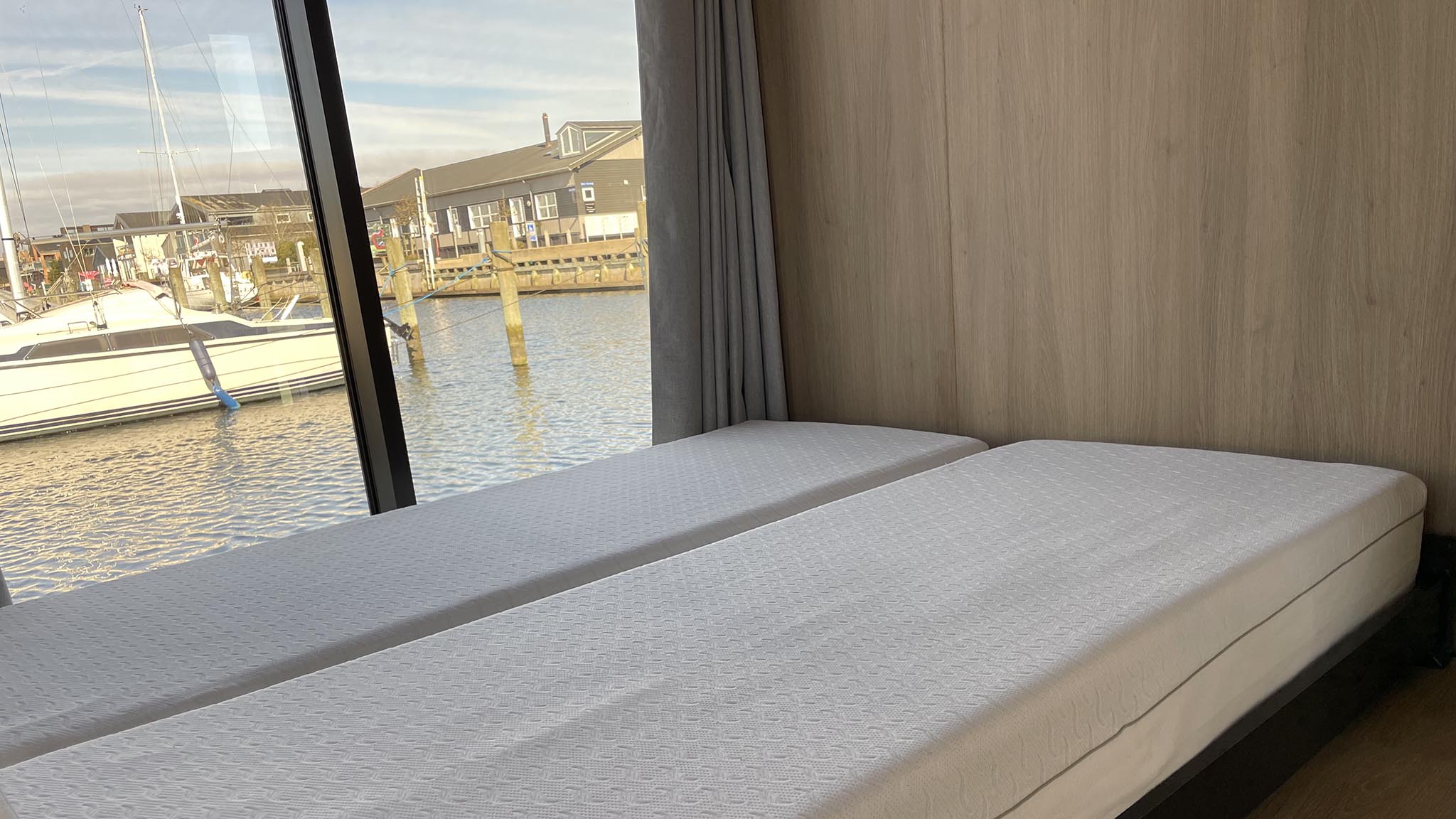 Airbnb båd i Bogense Gl. havn - udsiigt fra sengen