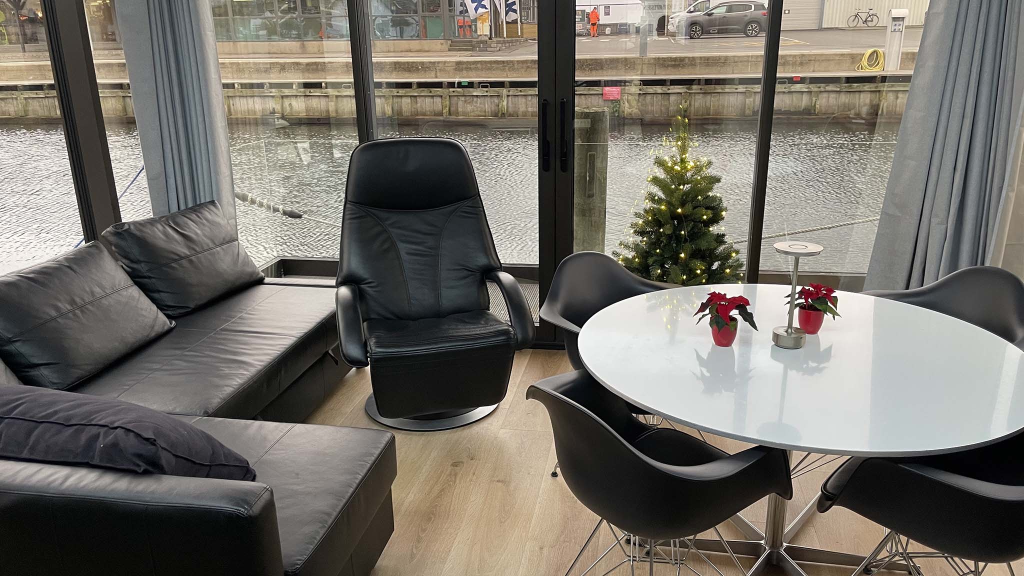 Airbnb båd i Bogense Gl. havn - stuen
